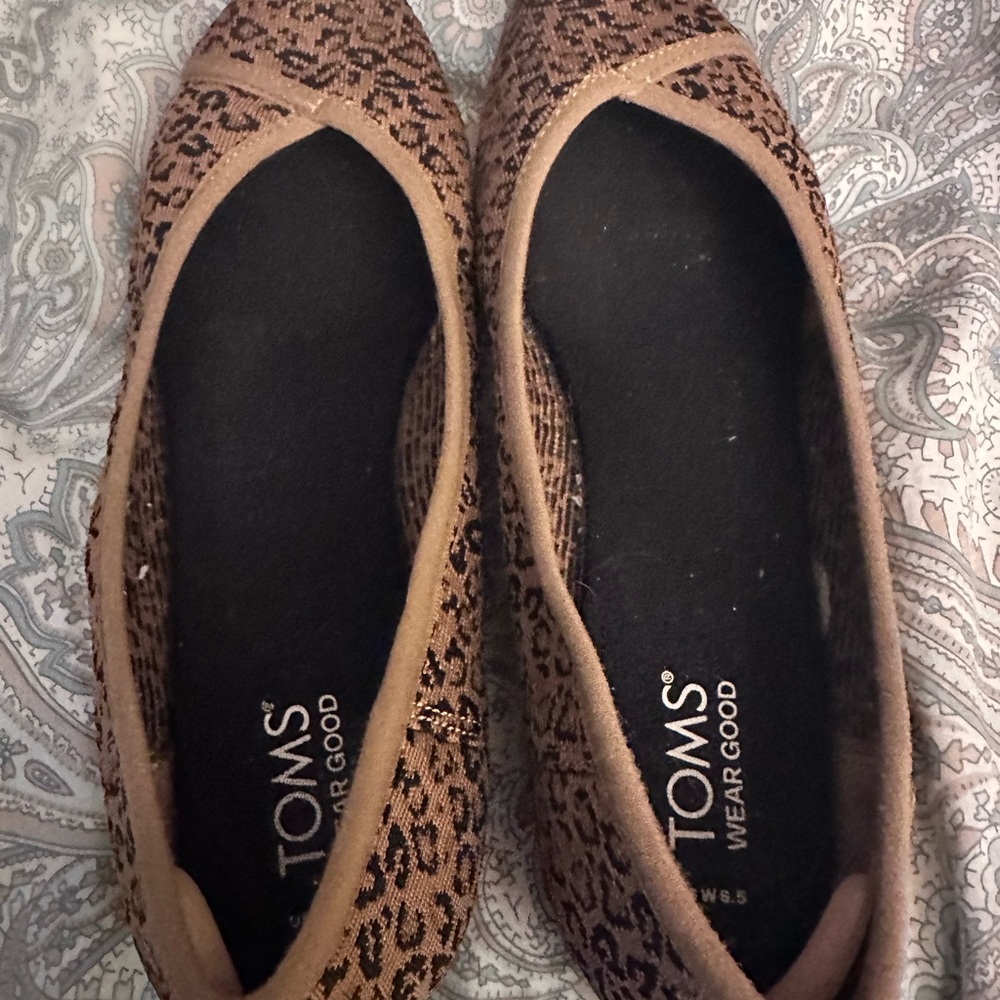 TOMS Women's Animal Print Flats 8.5